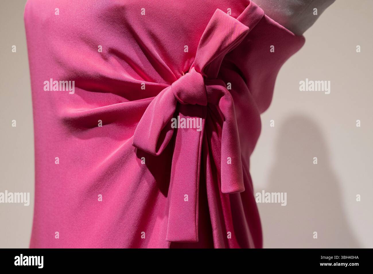 6 giugno 2025, New York, New York, Stati Uniti: Hubert de Givenchy Haute couture di Audrey Hepburn guaina in seta rosa-crepe stimata US$ 40.000 - 60.000 in mostra durante l'anteprima della stampa per la prossima settimana del lusso al Sotheby's di New York il 6 giugno 2025 (immagine di credito: © Lev Radin/Pacific Press via ZUMA Press Wire) SOLO USO EDITORIALE! Non per USO commerciale! Foto Stock