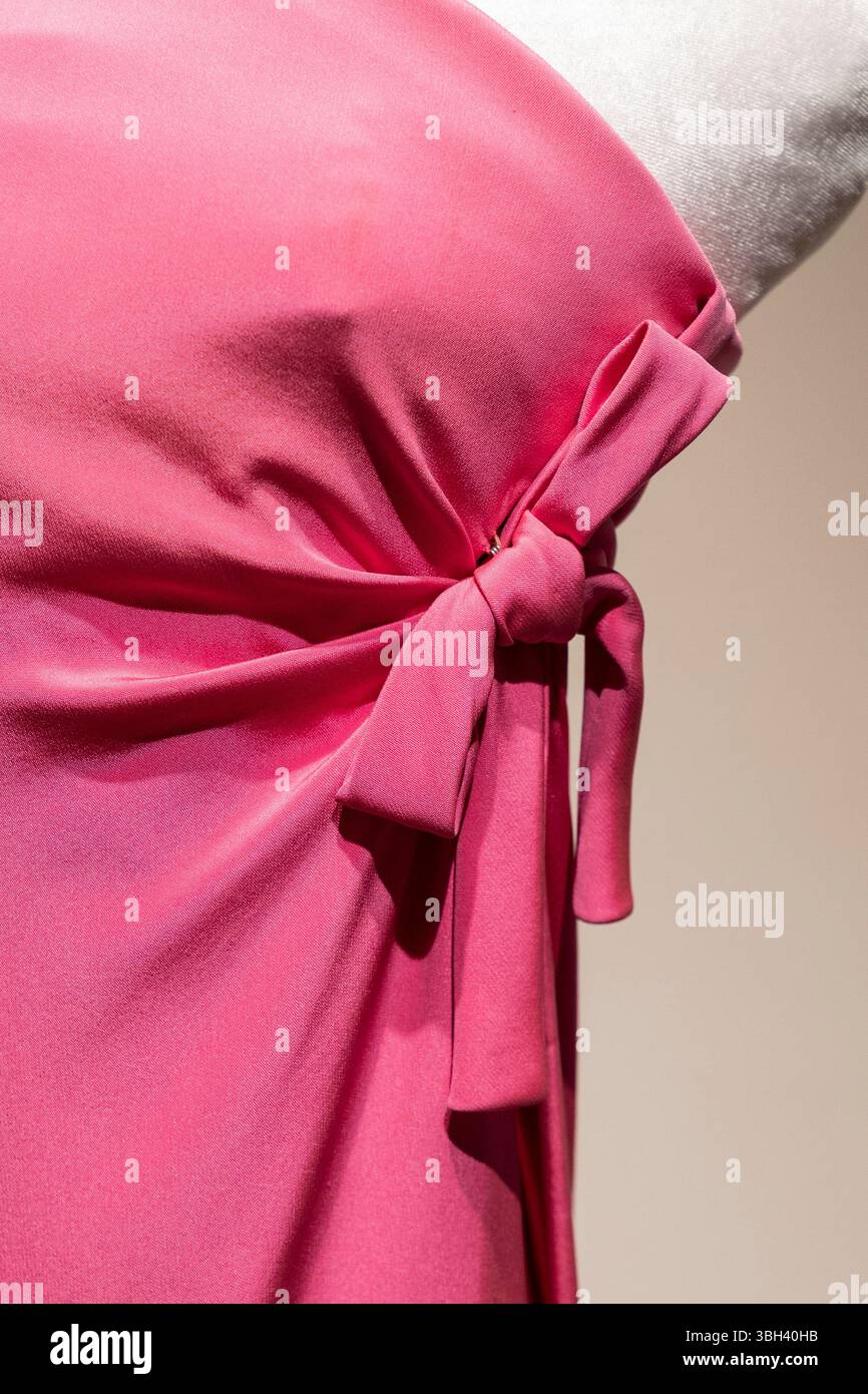 6 giugno 2025, New York, New York, Stati Uniti: Hubert de Givenchy Haute couture di Audrey Hepburn guaina in seta rosa-crepe stimata US$ 40.000 - 60.000 in mostra durante l'anteprima della stampa per la prossima settimana del lusso al Sotheby's di New York il 6 giugno 2025 (immagine di credito: © Lev Radin/Pacific Press via ZUMA Press Wire) SOLO USO EDITORIALE! Non per USO commerciale! Foto Stock