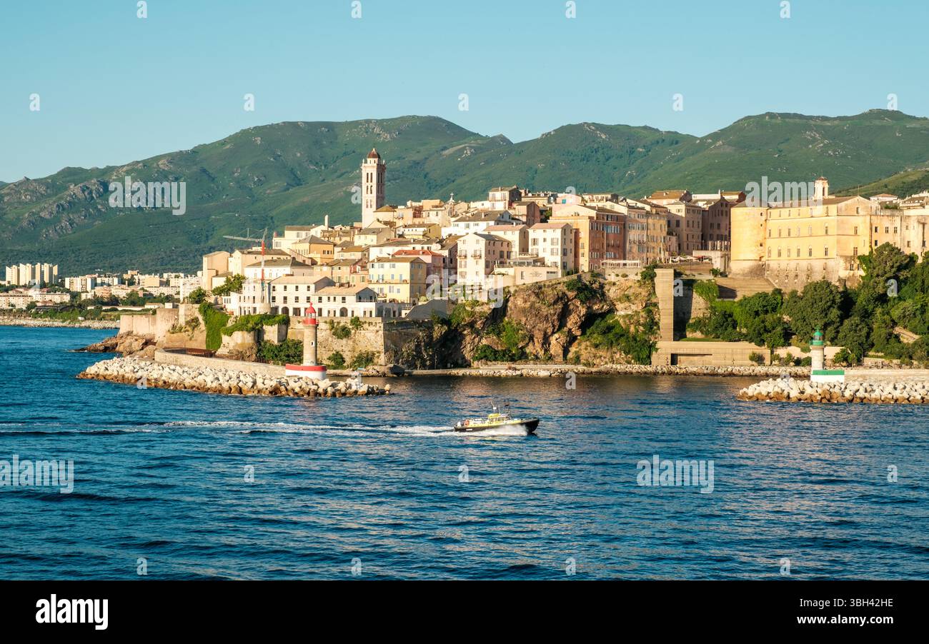 Bastia, Haute-Corse, Corsica, Francia - 24 maggio 2025: Una nave pilota utilizzata per guidare i traghetti arriva al porto di Bastia sull'isola mediterranea della Corsica Foto Stock