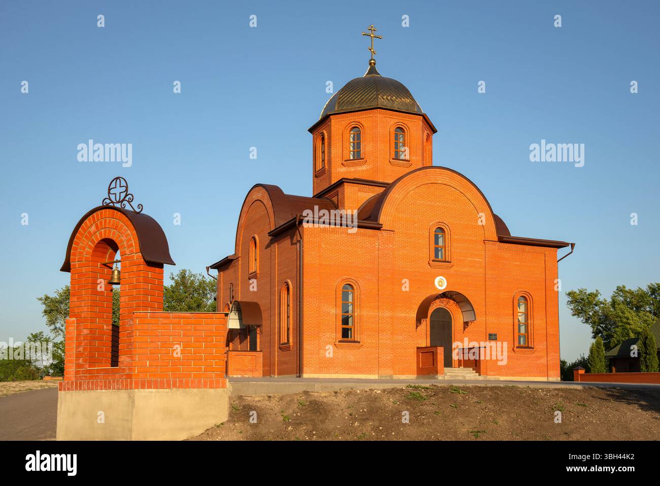 REGIONE DI VORONEZH, RUSSIA - 4 MAGGIO 2025: Chiesa della Resurrezione di Cristo nel monastero di Grotta della Resurrezione di Belogorsky. Belogoryevskoye, Voronezh Foto Stock