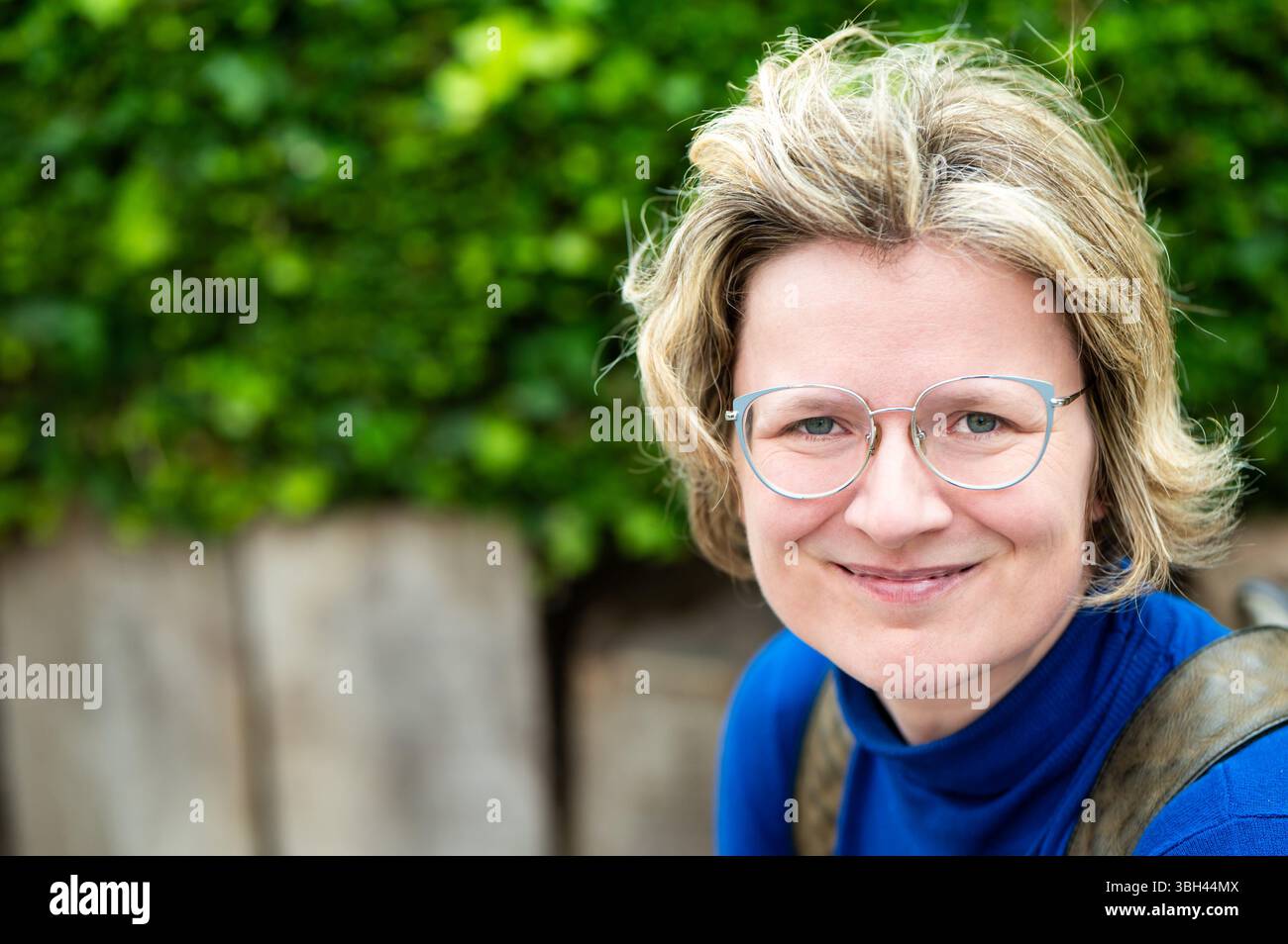 Ritratto casuale di una donna bianca di 39 anni con una camicia blu, Koekelberg, Belgium Model rilasciato Foto Stock