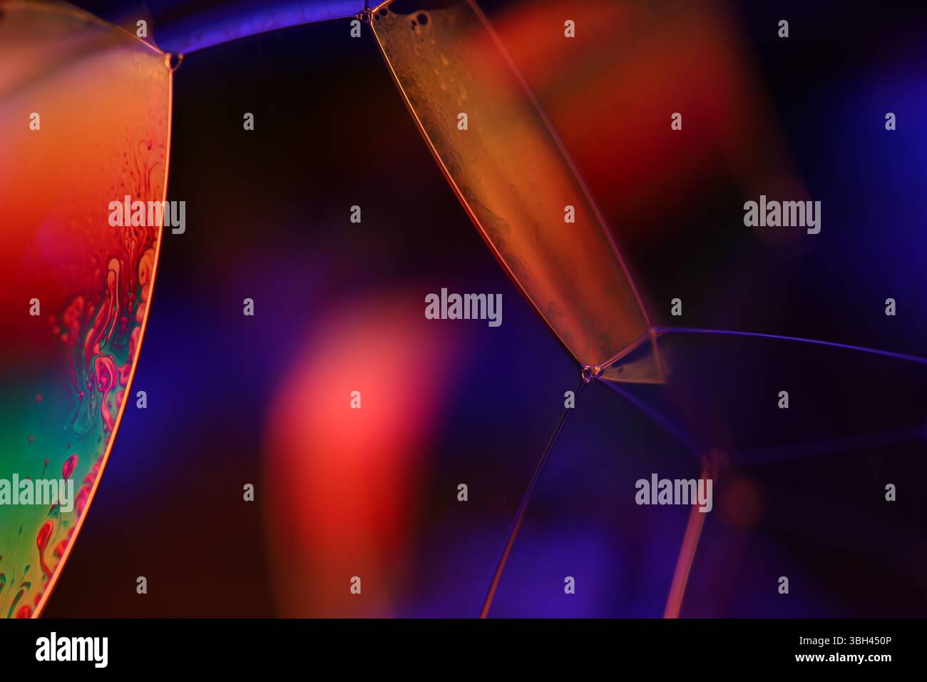 Vetro liquido arancione e viola, fenomenali effetti liquidi, riflessi arancioni brillanti, sfondo chimico Foto Stock