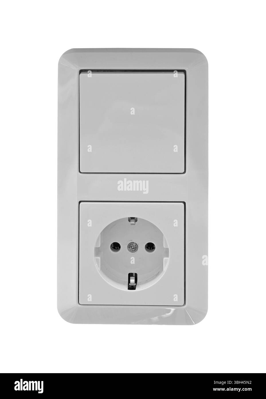 Una presa elettrica pulita e bianca con un interruttore di alimentazione installato su una parete liscia. L'allestimento presenta un design contemporaneo adatto a qualsiasi ambiente domestico Foto Stock