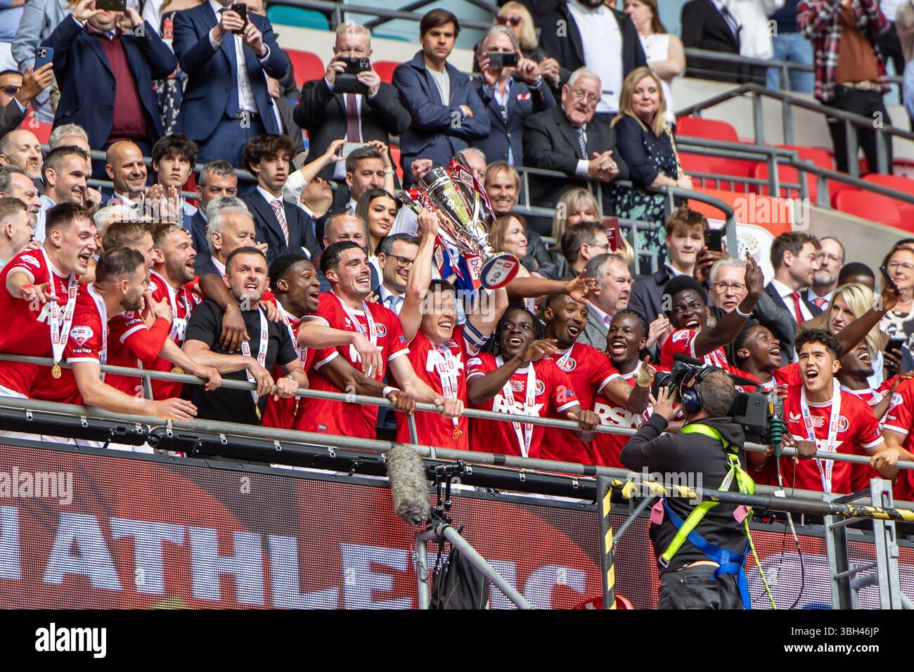 Charlton solleva la coppa finale di Playoff Foto Stock