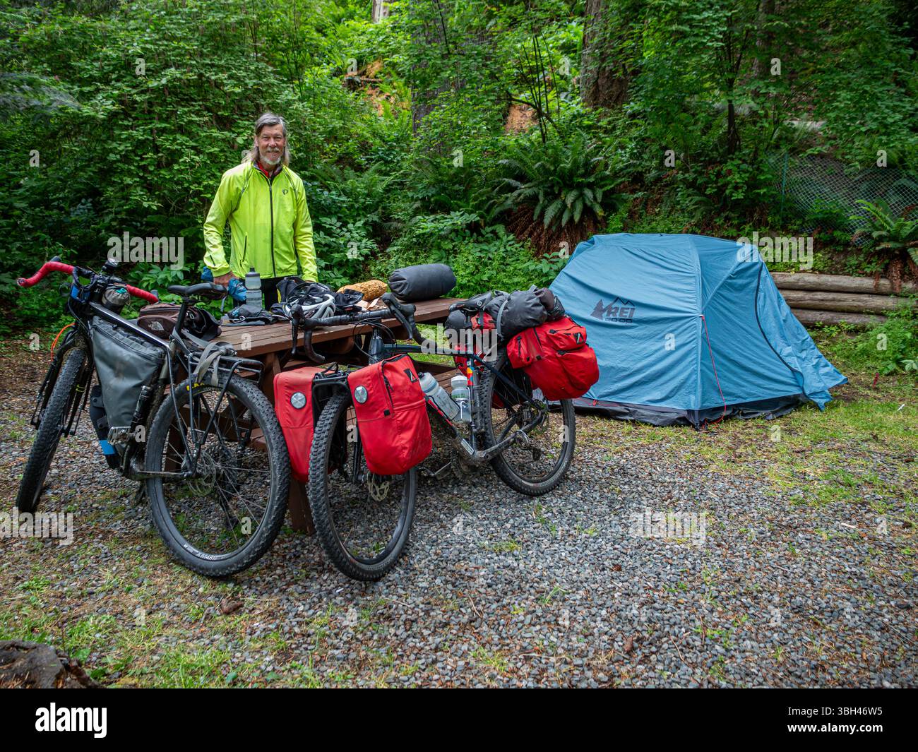 BC00827-00...BRITISH COLUMBIA - Campeggio al tranquillo Kin Beach Provincial Campsite sull'Isola di Vancouver. Foto Stock