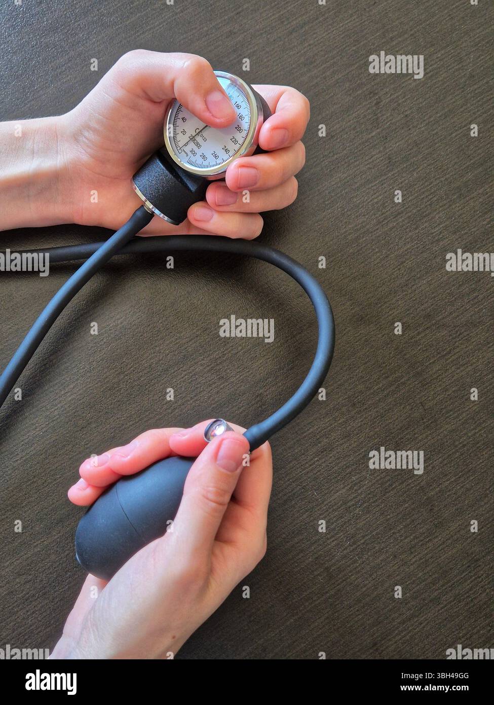 Dispositivo di misurazione della pressione sanguigna sul braccio. controllo della pressione sanguigna. misurazione della pressione sanguigna. dispositivo di misurazione della pressione sanguigna. - Immagine stock catturata con smartphone