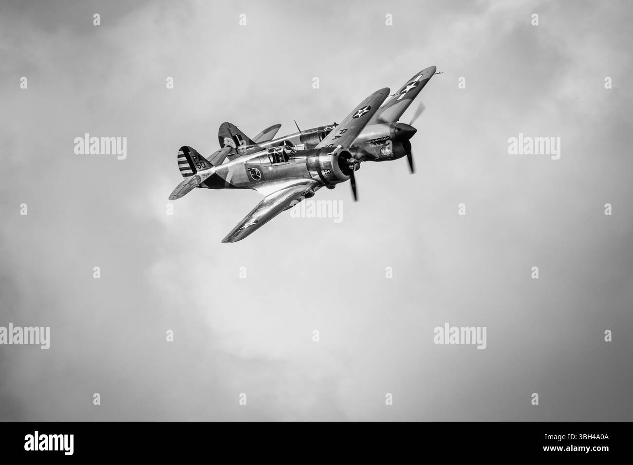 1939 Curtiss P-36 Hawk & 1941 Curtiss P-40F Warhawk, trasportato in volo al Military Air Show tenutosi a Shuttleworth il 31 maggio 2025. Foto Stock