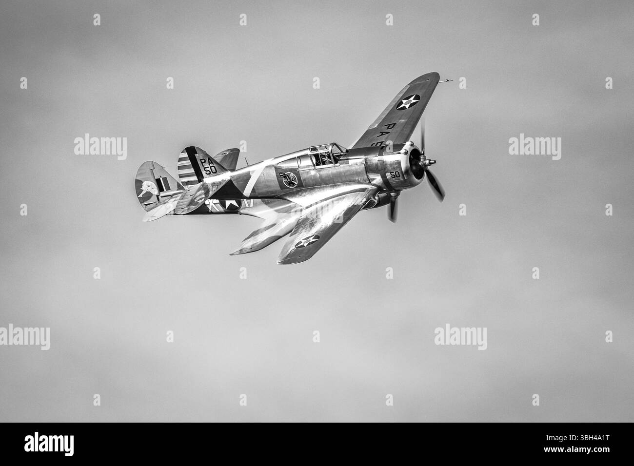 1939 Curtiss P-36 Hawk & 1941 Curtiss P-40F Warhawk, trasportato in volo al Military Air Show tenutosi a Shuttleworth il 31 maggio 2025. Foto Stock