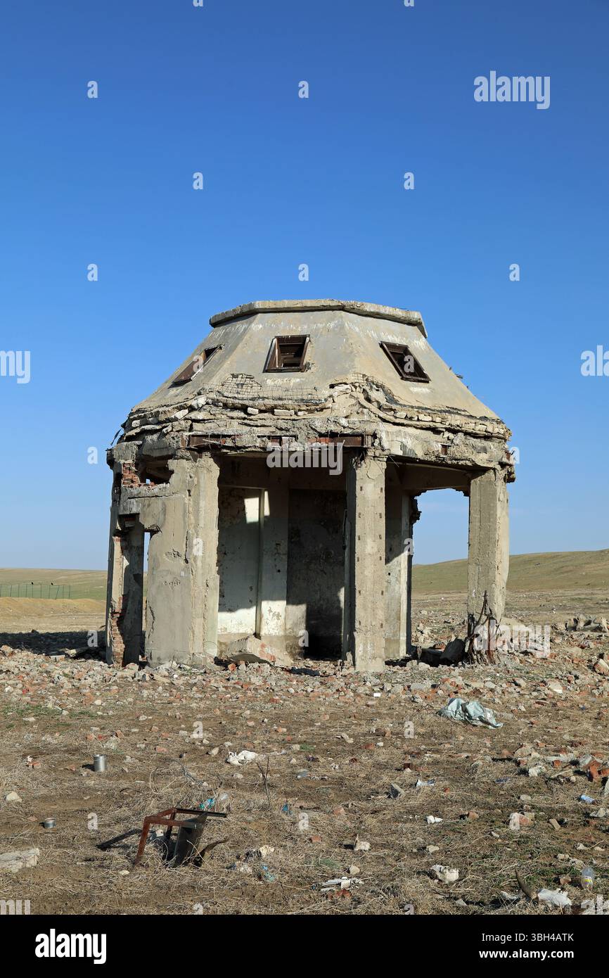 Resti di una stazione radar sovietica nel deserto del Gobi in Mongolia vicino al confine cinese Foto Stock