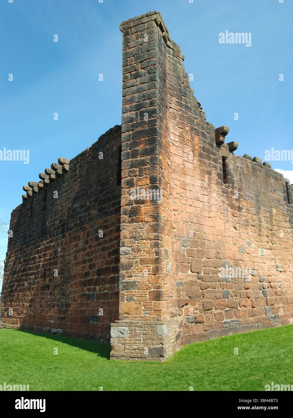 A dominare il centro di questa città della Cumbria si trovano le rovine del castello di Penrith, a pochi chilometri dal confine con la Scozia. Foto Stock
