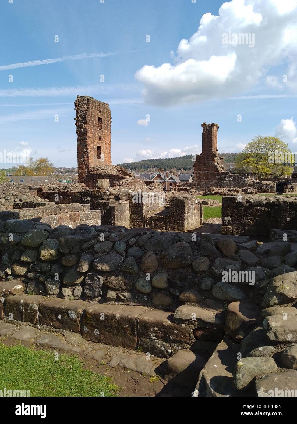 A dominare il centro di questa città della Cumbria si trovano le rovine del castello di Penrith, a pochi chilometri dal confine con la Scozia. Foto Stock