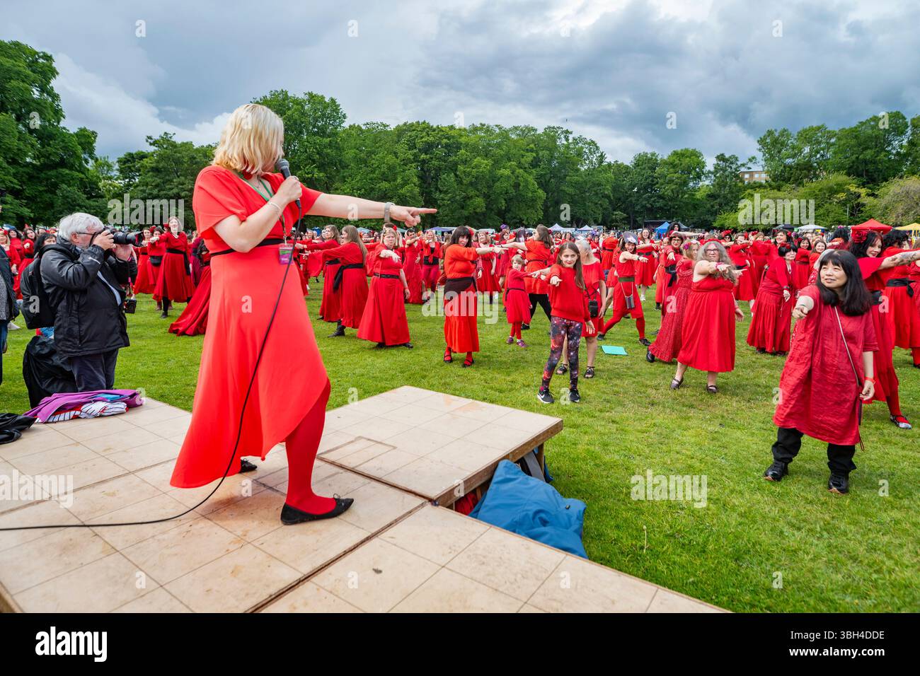 Edimburgo, Scozia. Sabato 7 giugno 2025. Centinaia di partecipanti vestiti da Kate Bush si sono riuniti sul prato nella capitale della Scozia in occasione dell’evento più importante del Wuthering Heights Day di sempre. Questo faceva parte di una serie di eventi globali che si svolgevano ogni luglio, dove i partecipanti ricreavano il video musicale della canzone del 1978 della musicista Kate Bush "Wuthering Heights". Foto Stock