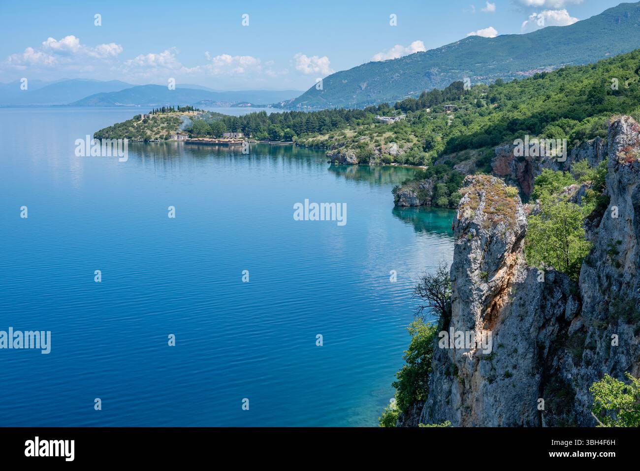 Vista sul lato macedone del lago di Ocrida, Macedonia del Nord Foto Stock
