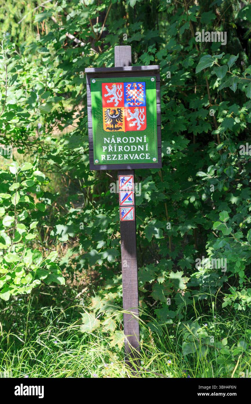 Segui le indicazioni per narodni prirodni rezervace (riserva naturale nazionale) presso l'Abisso di Macocha, Repubblica Ceca Foto Stock
