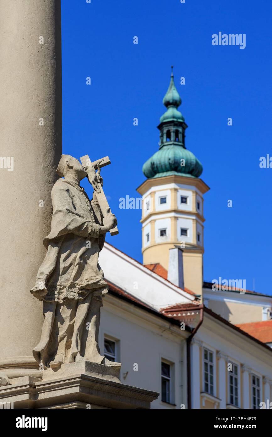 Statua della Santissima Trinità, Sousoší Nejsvětější trojice, con la guglia del castello alle spalle, Mikulov, Repubblica Ceca Foto Stock