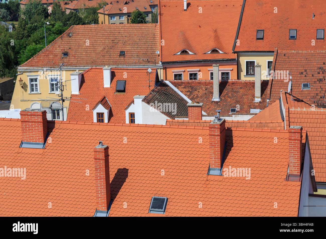 Piastrelle rosse sui tetti, Mikulov, Repubblica Ceca Foto Stock