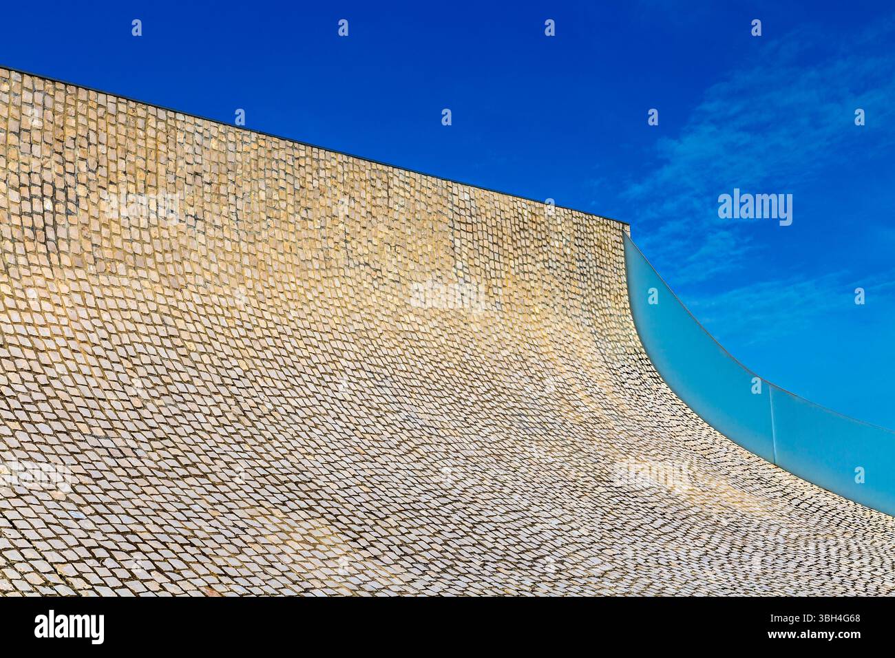 Tetto curvo una piazza pubblica dell'Oceano (Cité de l'Océan) a Biarritz, Francia Foto Stock