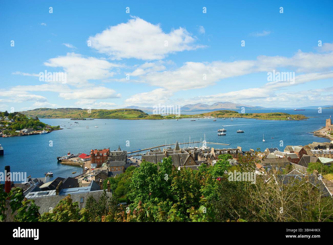Oban Bay, con l'isola di Kerrera sullo sfondo, Argyll, Scozia, Regno Unito Foto Stock
