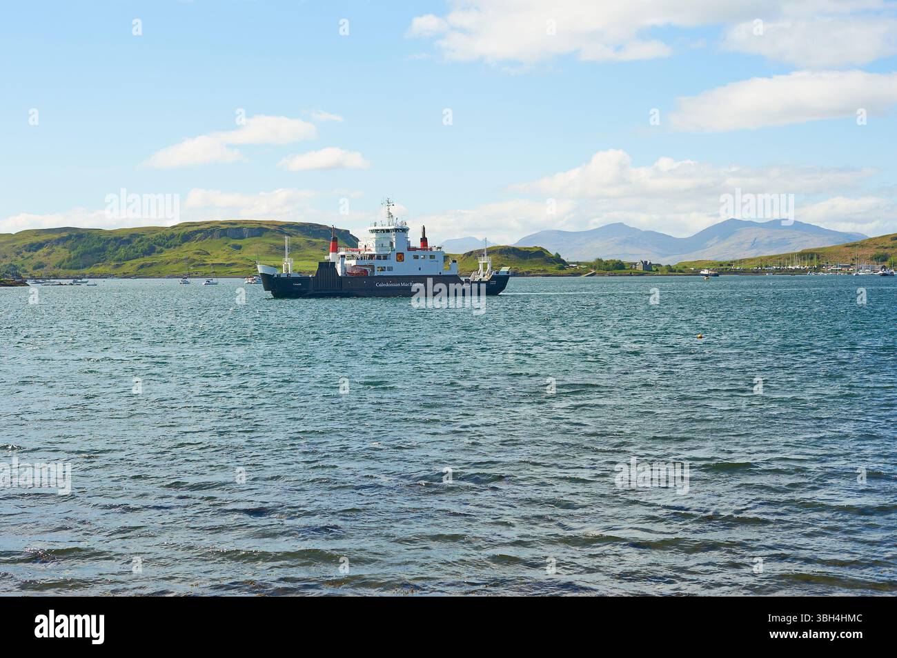 Il traghetto CalMac MV Coruisk a Oban Bay, Argyll, Scozia, Regno Unito Foto Stock