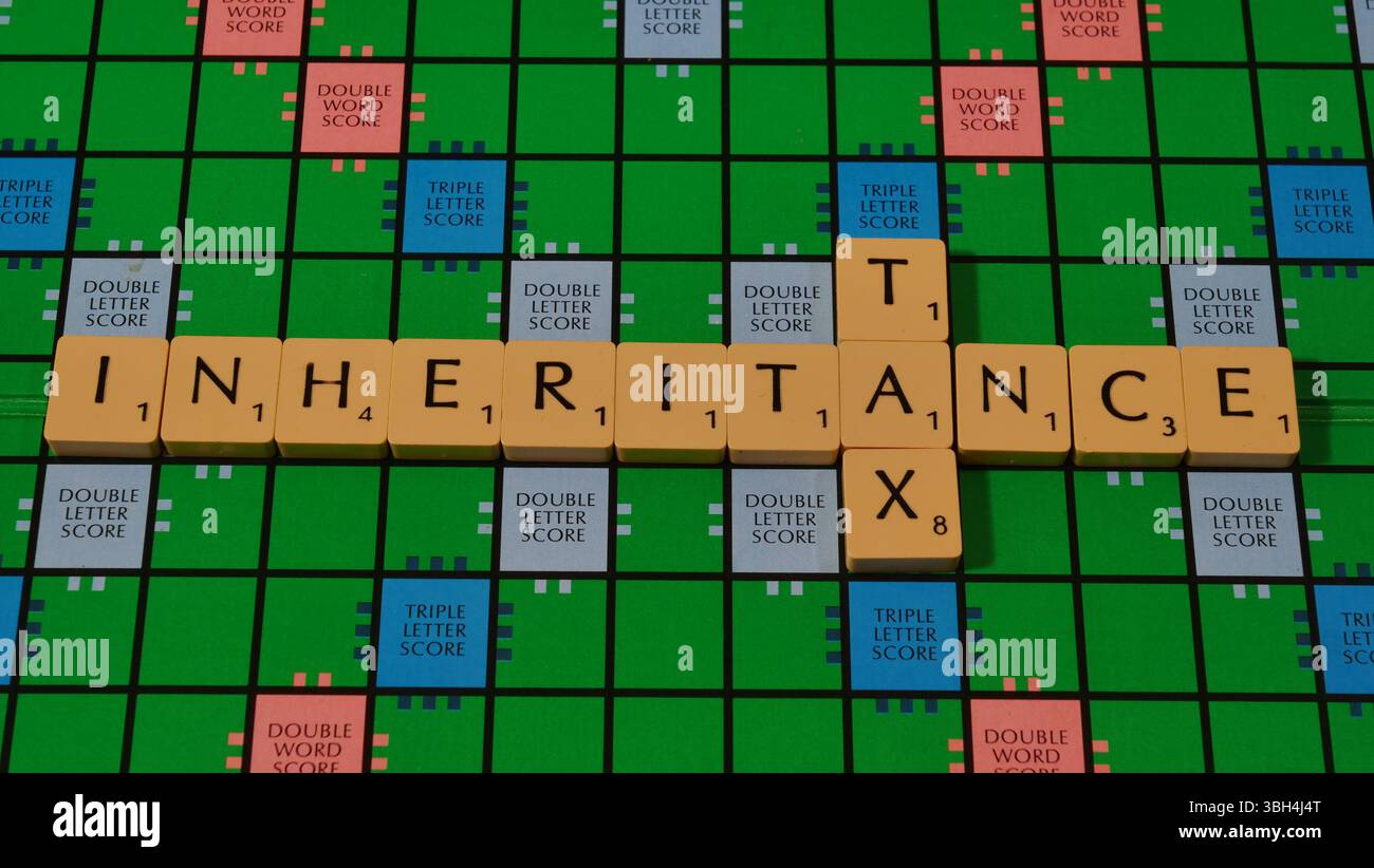 Il concetto di imposta sulle successioni scritto in una Scrabble Board Foto Stock