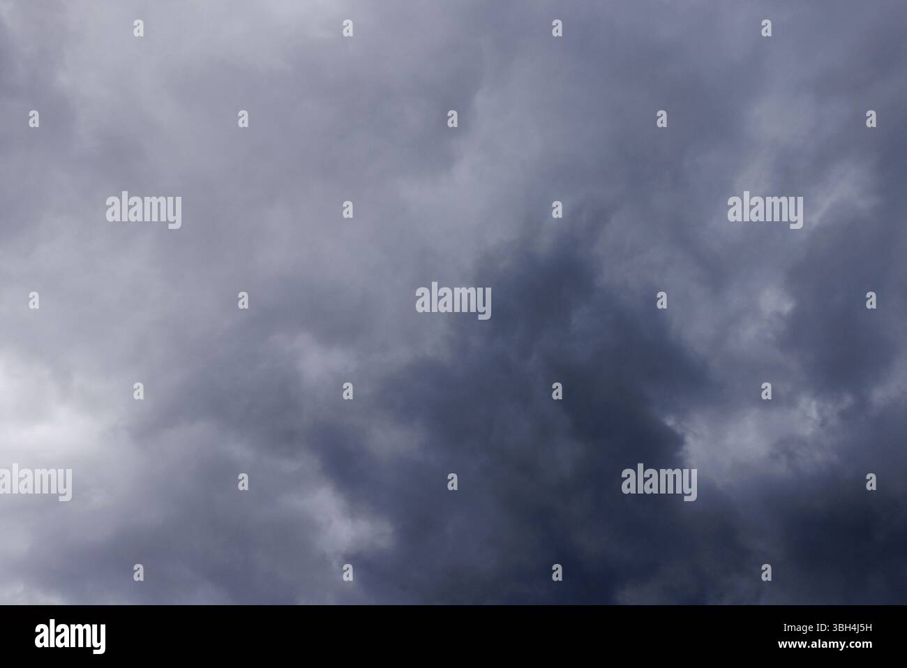 Copertura nuvolosa grigio scuro nel cielo, Finlandia Foto Stock