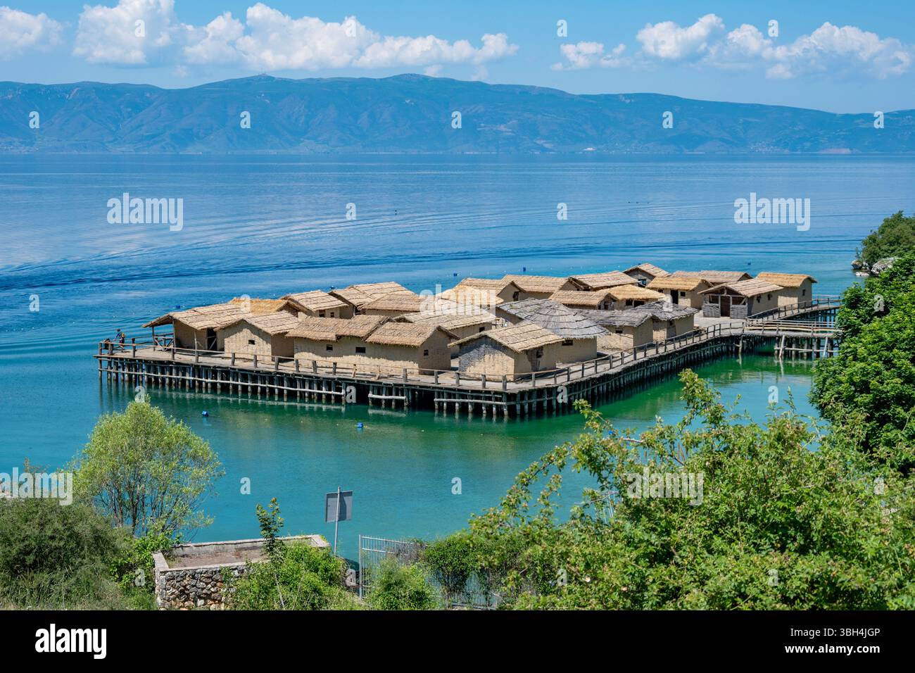 Museo della Baia delle ossa sull'acqua, Peshtani, Macedonia del Nord Foto Stock