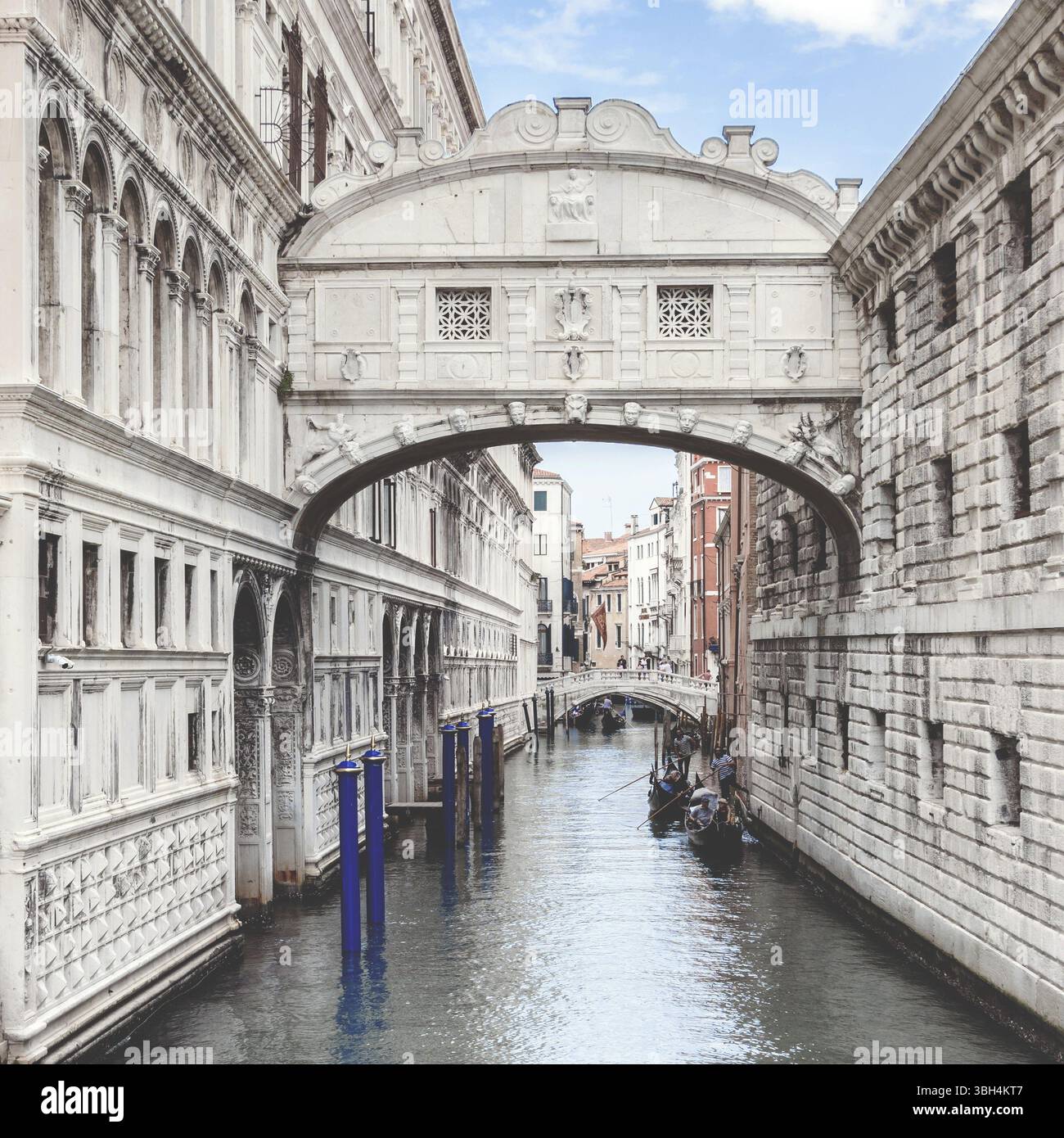 Il Ponte dei Sospiri collega il Palazzo Ducale alle nuove Prigioni. I prigionieri, attraversandola, sospirarono la prospettiva di vedere il mondo esterno per Foto Stock
