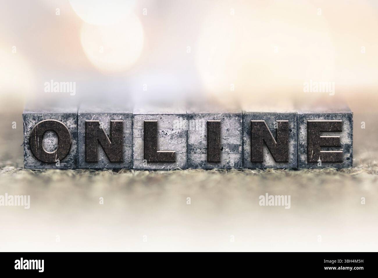 La parola ONLINE scritta in stile letterpress macchiato d'inchiostro vintage Foto Stock