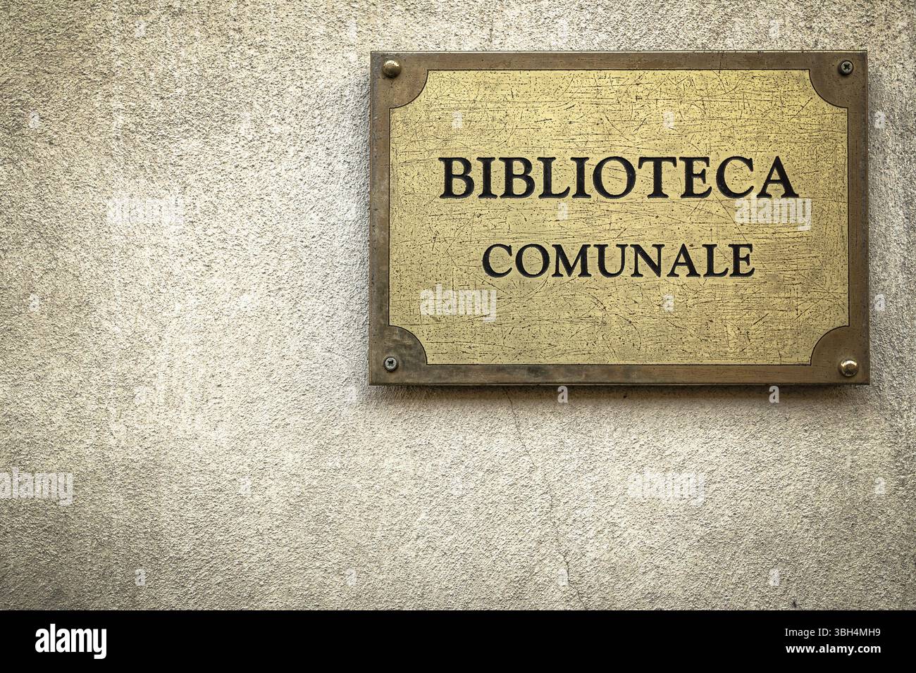 Il segno di una biblioteca pubblica apposta sul muro Foto Stock