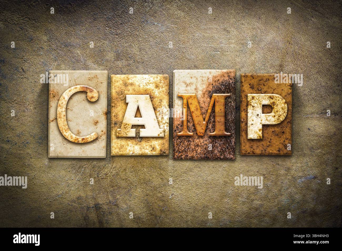 La parola ACCAMPAMENTO scritta in metallo arrugginito su un vecchio sfondo in pelle invecchiata Foto Stock
