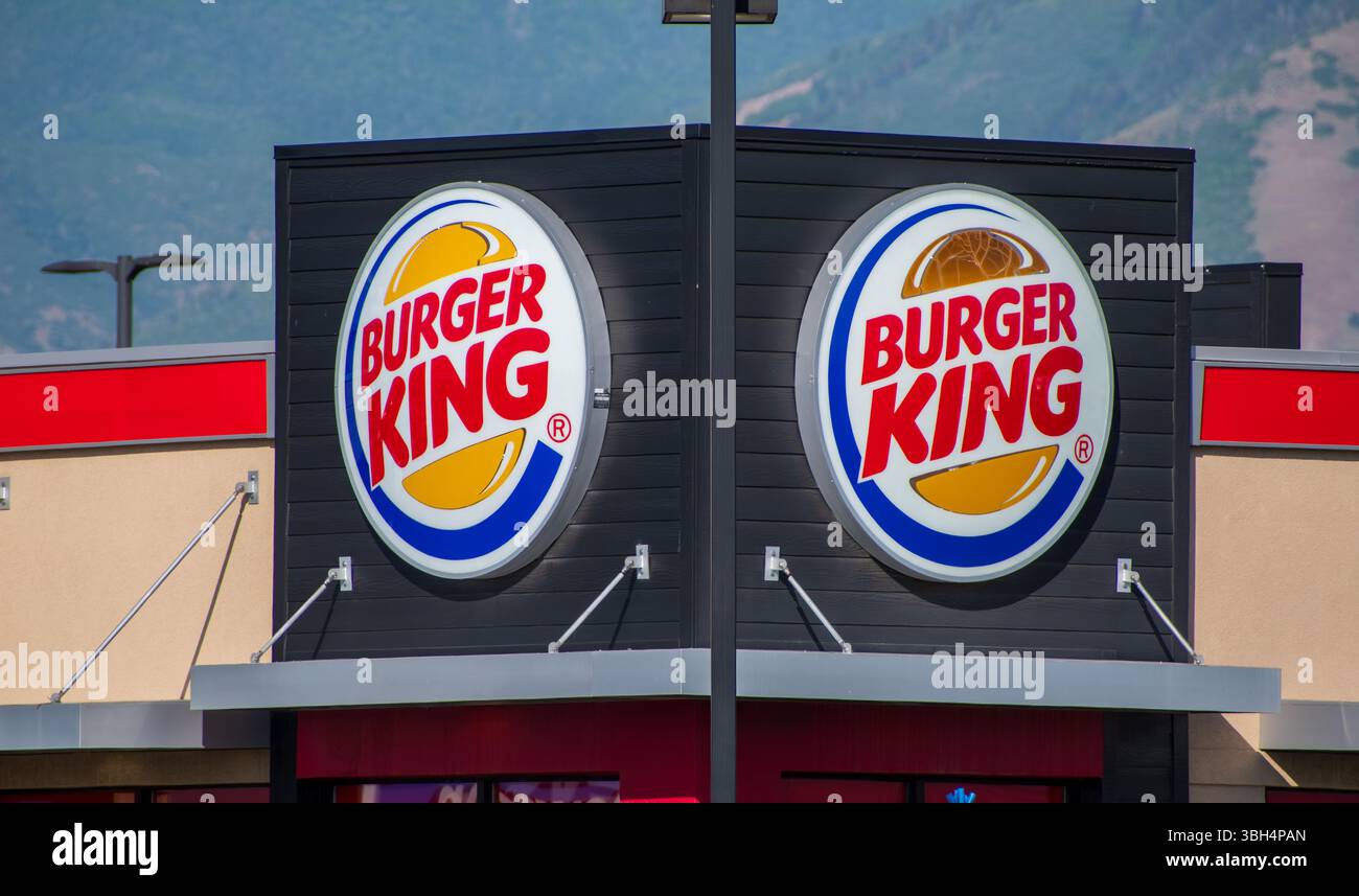 SPANISH FORK, UT, US - 8 GIUGNO 2025: Vista esterna di un ristorante Burger King. Burger King è una catena americana di fast food con hamburger. Foto Stock