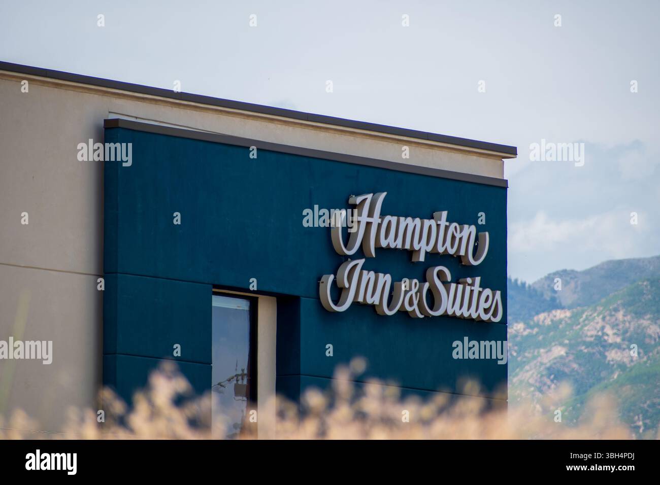 SPANISH FORK, UT, US - 8 GIUGNO 2025: Vista esterna di un hotel Hampton Inn. Hampton Inn e' una catena di hotel americani con marchio Hilton Worldwide. Foto Stock