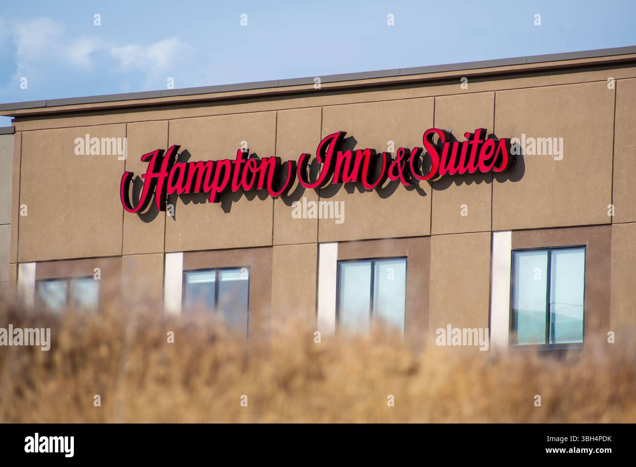 SPANISH FORK, UT, US - 8 GIUGNO 2025: Vista esterna di un hotel Hampton Inn. Hampton Inn e' una catena di hotel americani con marchio Hilton Worldwide. Foto Stock