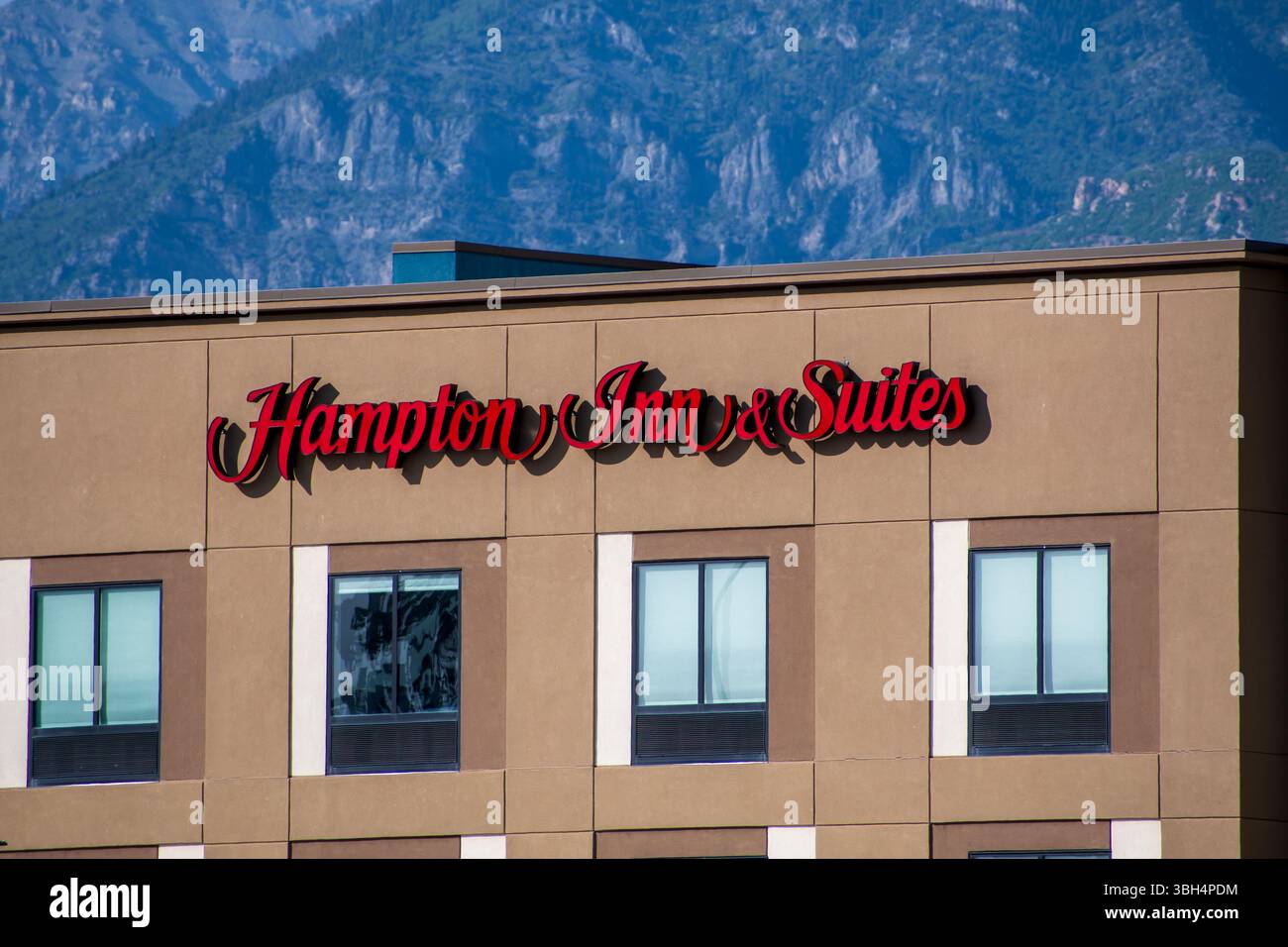 SPANISH FORK, UT, US - 8 GIUGNO 2025: Vista esterna di un hotel Hampton Inn. Hampton Inn e' una catena di hotel americani con marchio Hilton Worldwide. Foto Stock