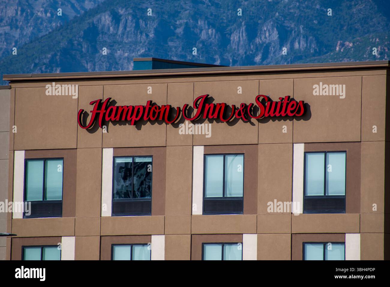 SPANISH FORK, UT, US - 8 GIUGNO 2025: Vista esterna di un hotel Hampton Inn. Hampton Inn e' una catena di hotel americani con marchio Hilton Worldwide. Foto Stock