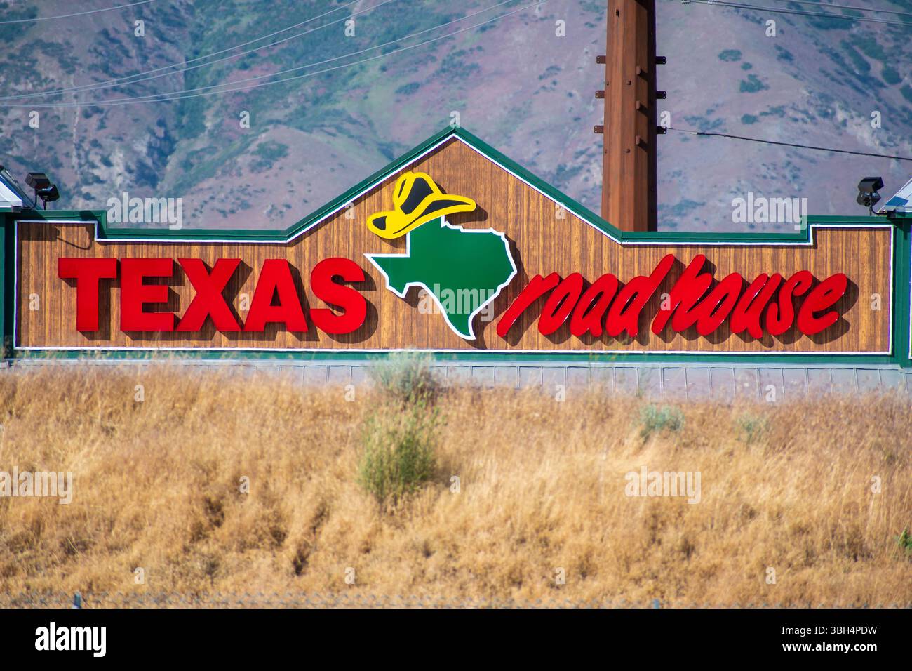 Spanish Fork, Utah – 8 giugno 2025: Esterno del Texas Roadhouse, una catena di ristoranti grill a tema occidentale con oltre 450 sedi negli Stati Uniti Foto Stock