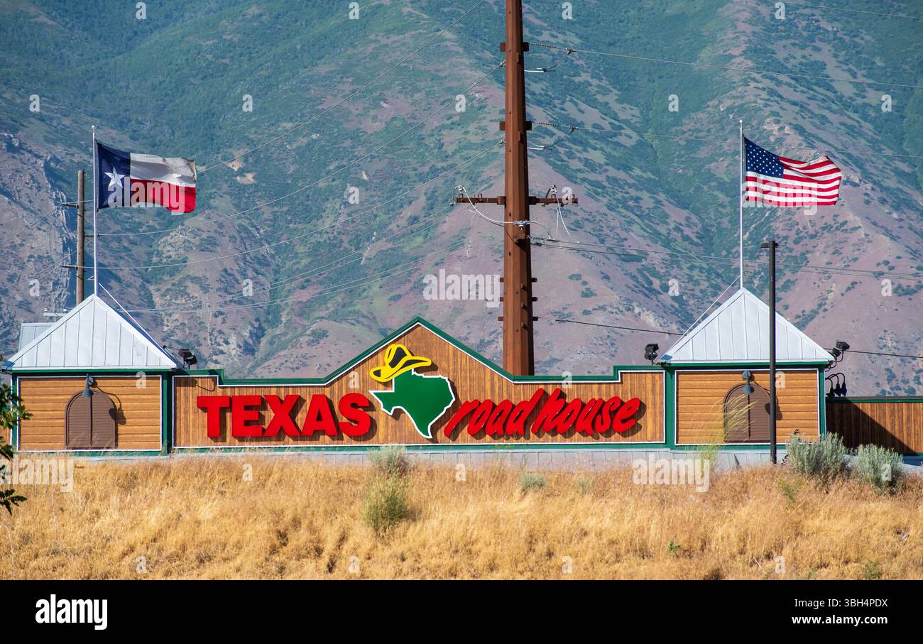Spanish Fork, Utah – 8 giugno 2025: Esterno del Texas Roadhouse, una catena di ristoranti grill a tema occidentale con oltre 450 sedi negli Stati Uniti Foto Stock