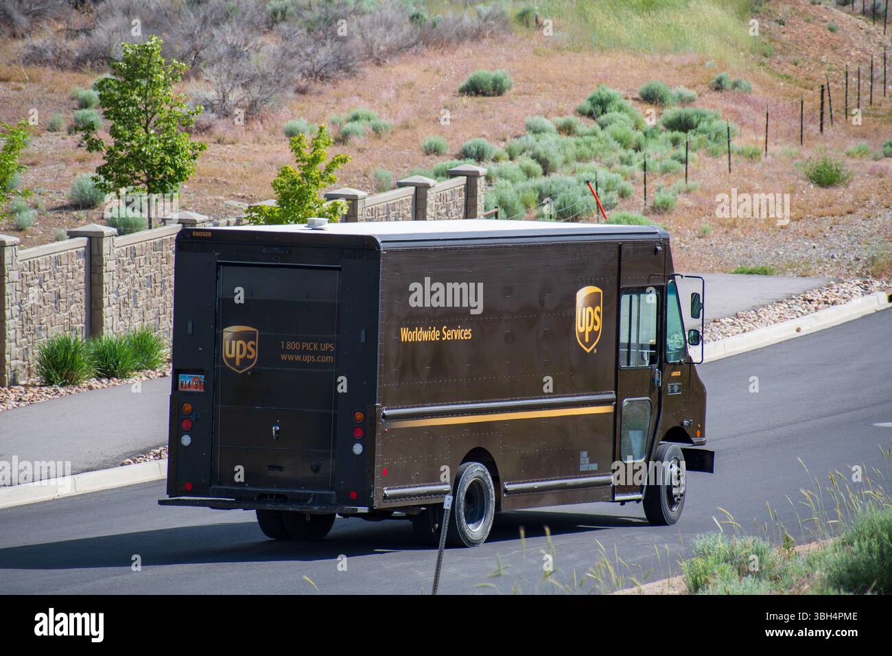 SANTAQUIN, UT – 8 GIUGNO 2025: UPS consegna camion attraverso Santaquin, Utah. UPS è un'azienda di spedizioni e logistica globale con sede negli Stati Uniti. Foto Stock