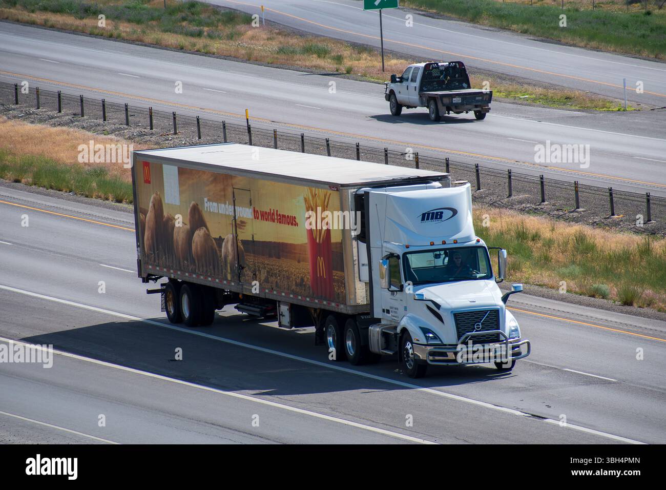 Santaquin, Utah - 8 giugno 2025: McDonald's Truck guida verso nord sull'Interstate 15 a Santaquin. McDonald's è una catena di fast food americana globale. Foto Stock