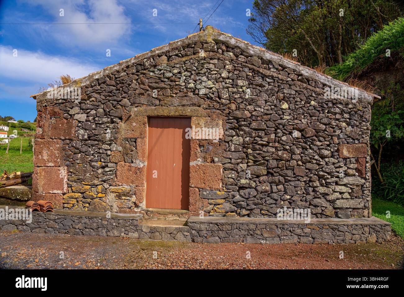 Facciata anteriore di una vecchia casa in pietra. Santa Maria-Azzorre-Portogallo. Foto Stock