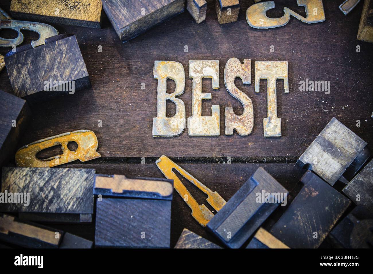 La parola BEST è scritta con lettere in metallo arrugginito circondate da caratteri vintage in legno e metallo Foto Stock
