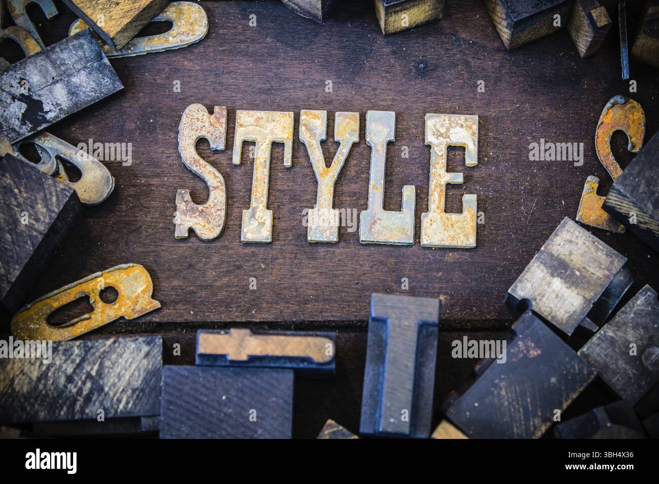 LO STILE della parola scritto in lettere di metallo arrugginito circondato da caratteri vintage in legno e metallo Foto Stock