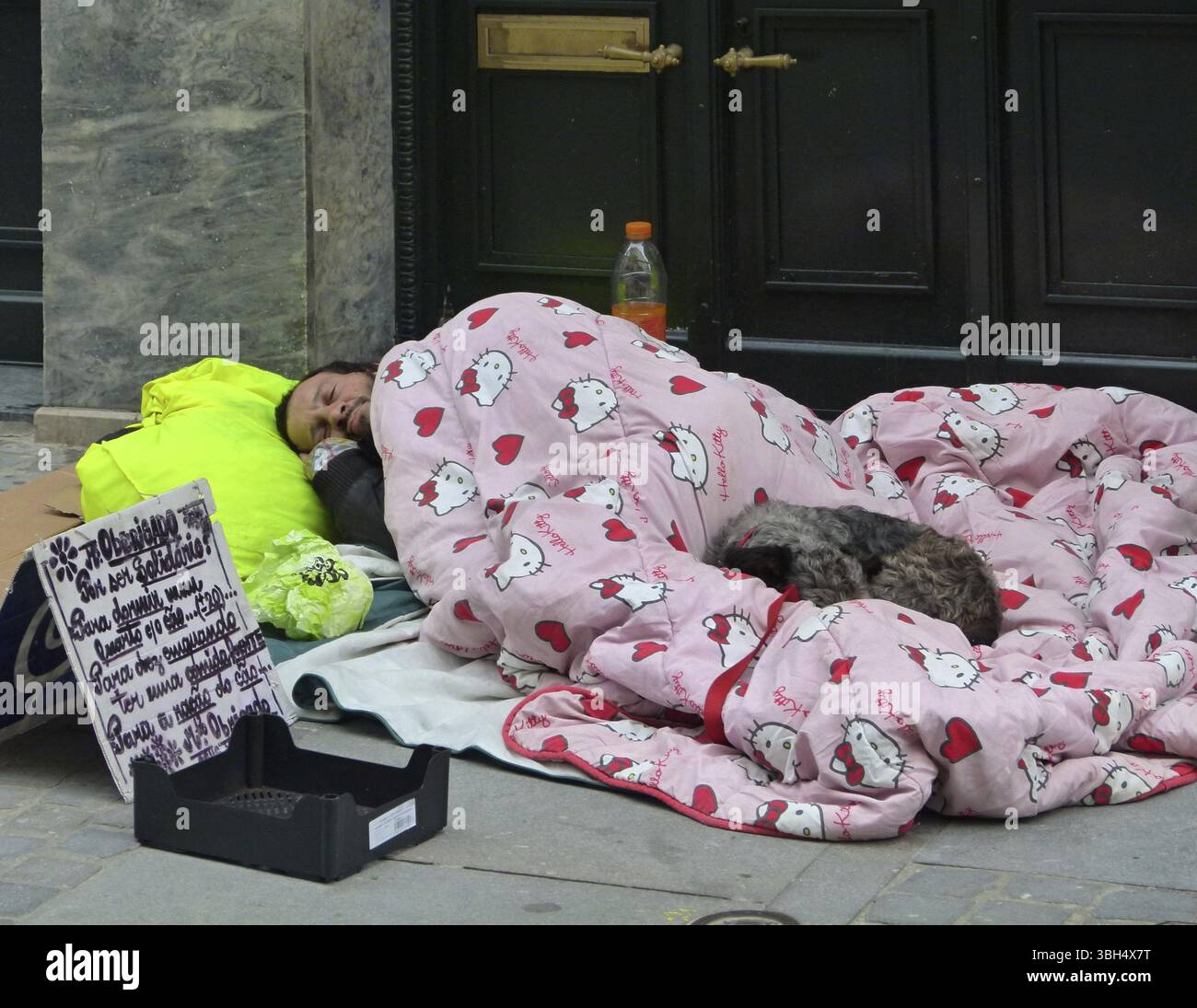 Sempre più persone nelle grandi città europee vivono per le strade, qui è sorto Un grave problema sociale Foto Stock