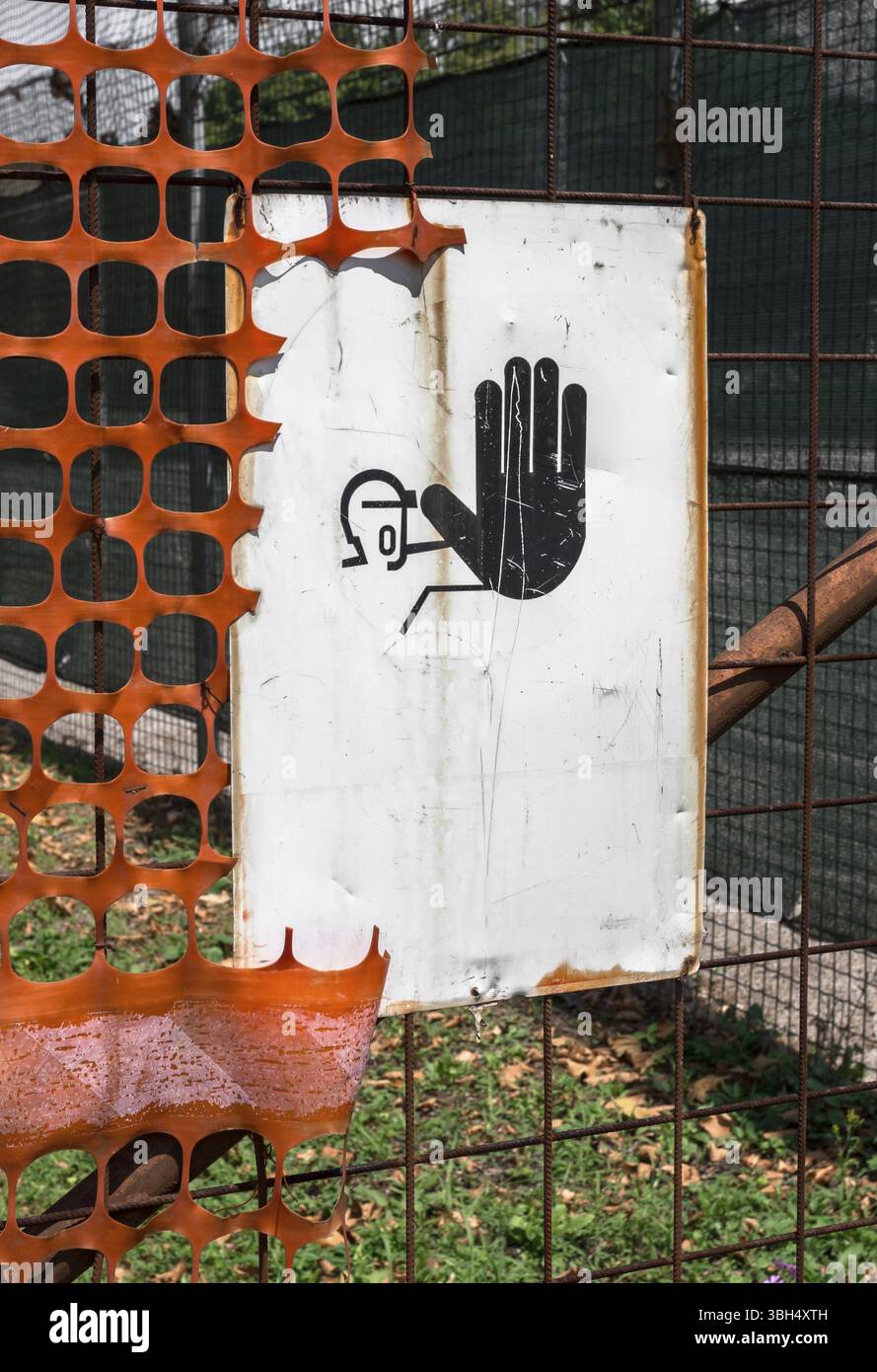Nessun segnale di accesso nell'area dei lavori. Etichetta grigia vuota con spazio per la copia Foto Stock