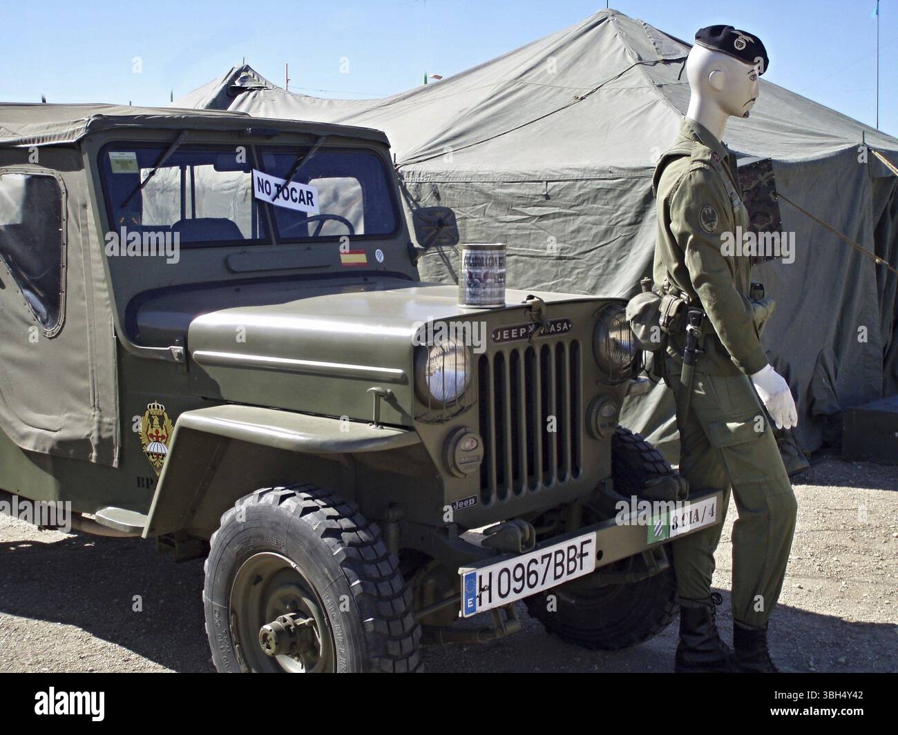 Jeep Willys tradizionale con manichino da soldato in uniforme a una mostra Foto Stock