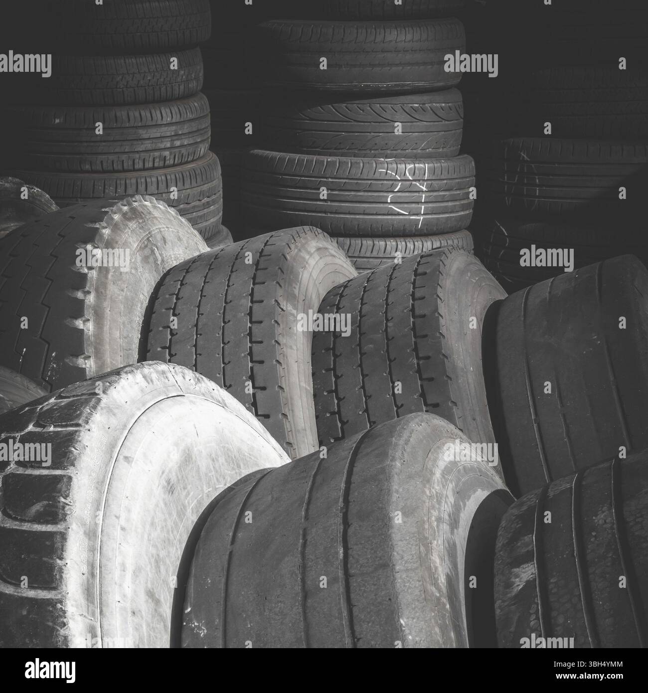 Pneumatici vecchi, impilati ad arte. Foto in stile vintage Foto Stock