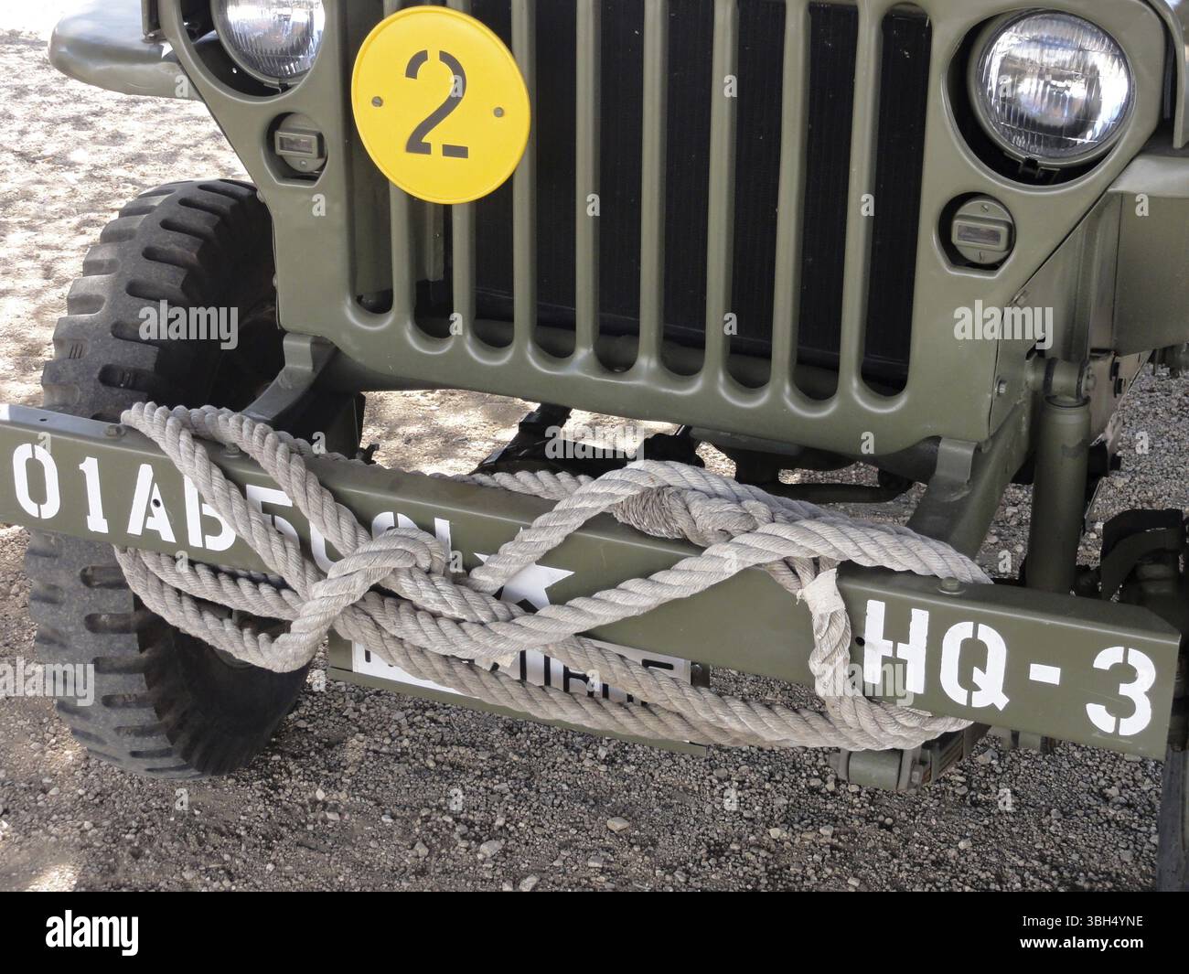 Una tradizionale jeep militare la Willys CJ, dettaglio frontale Foto Stock