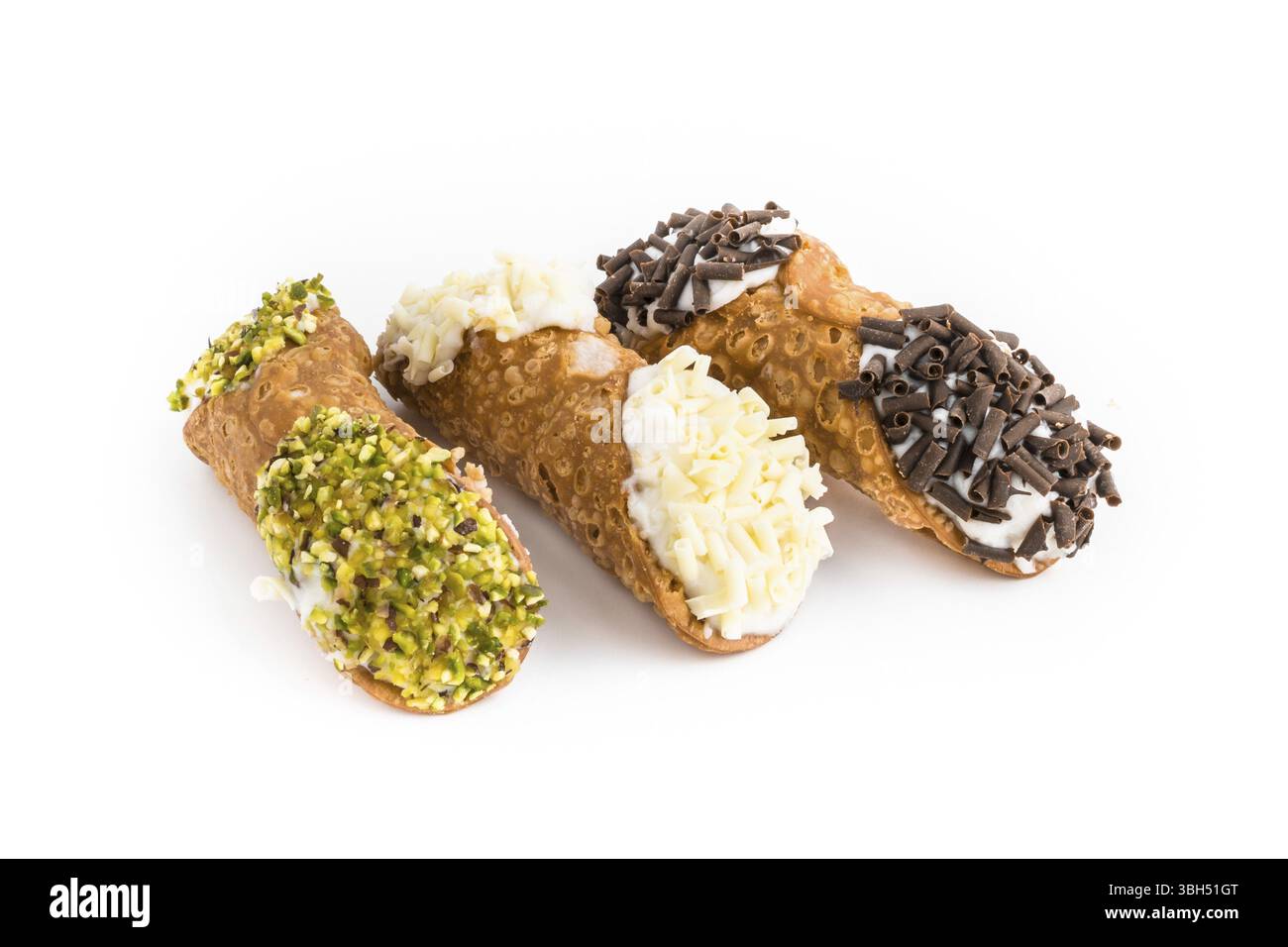 Tre cannoli pasticcini. Tradizionale dolce siciliano, riempita con una ricca crema di ricotta arricchita con granella di pistacchi, granella di nocciole e cioccolato fla Foto Stock
