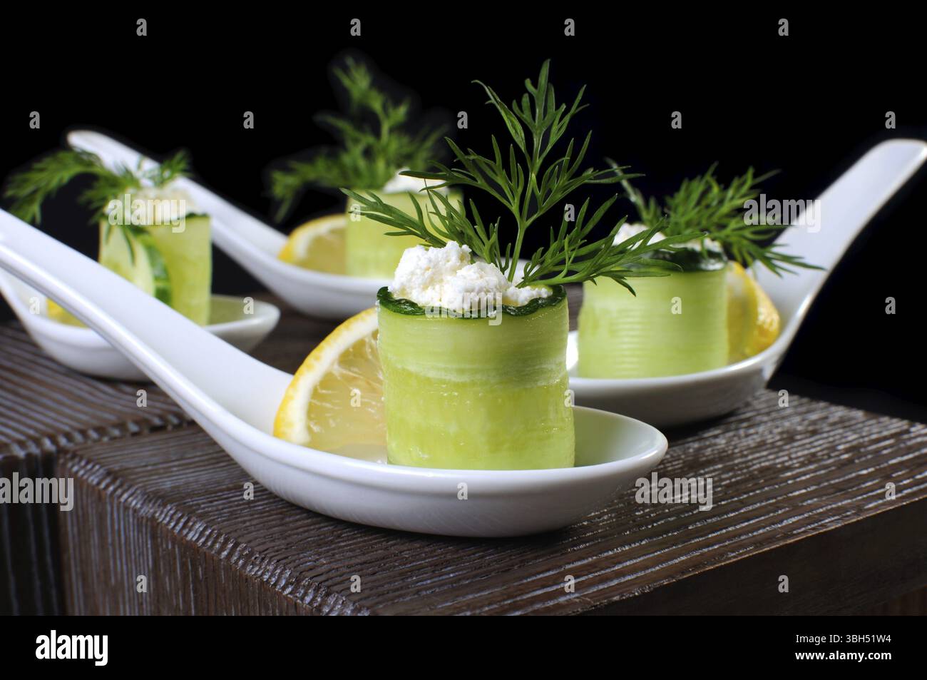 Canape di cetrioli con ricotta e fetta di limone da vicino. Ripresa orizzontale. Primo piano Foto Stock