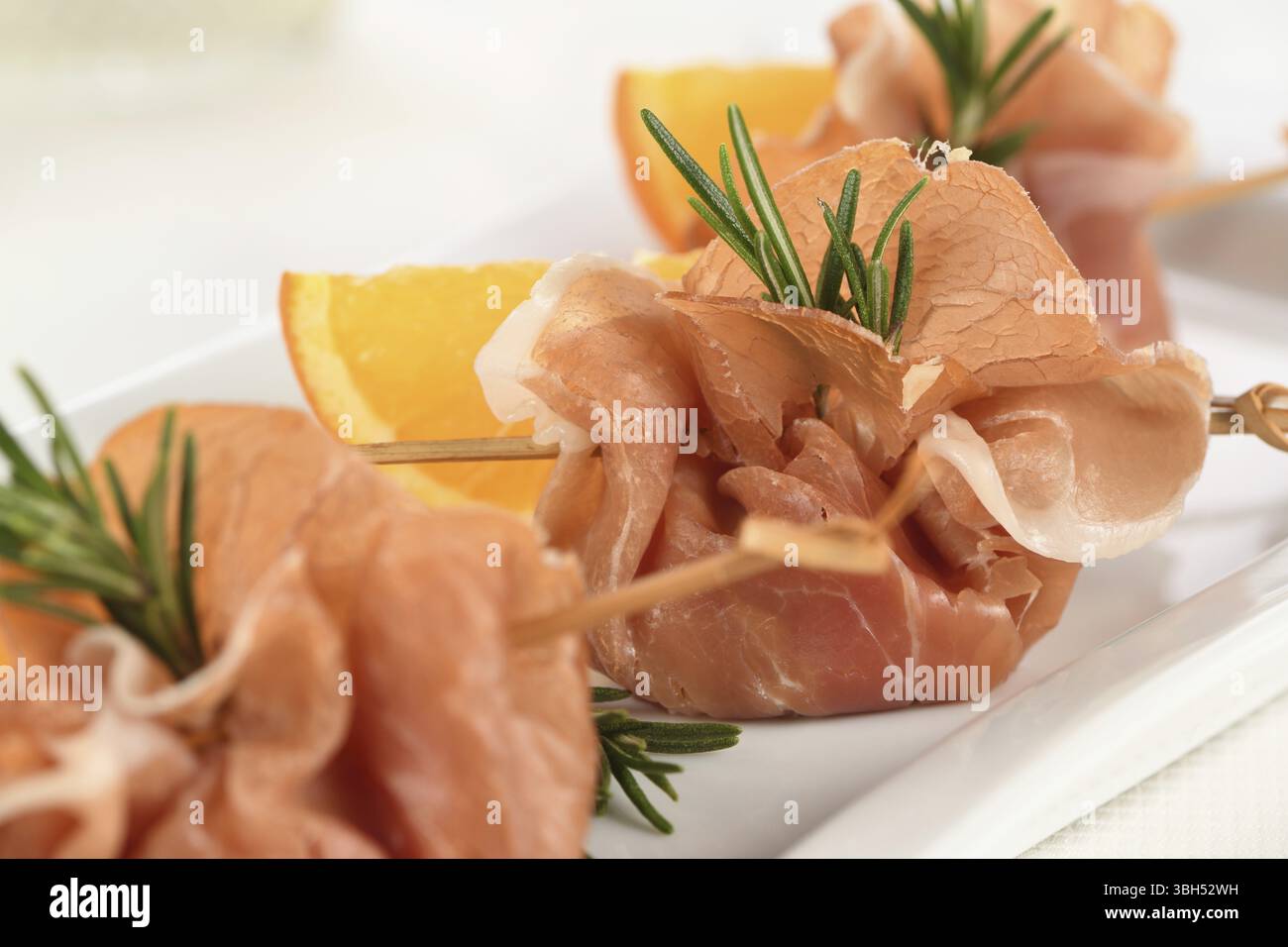 Sacchetti di merenda con pancetta ripieni di pomodori secchi e mozzarella. Uno spuntino creativo che può essere servito in una cena celebrativa Foto Stock